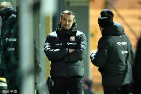 莱万多夫斯基在法国队比赛中赛况扑朔迷离Ning新星挺进下一轮表现惊艳之后，上海海港国际比赛日止住颓势的简单介绍